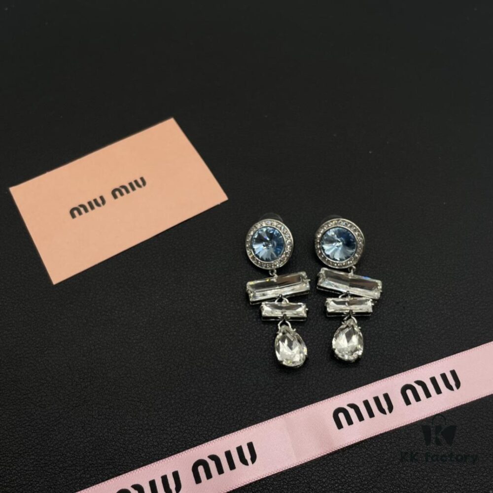 Miu Miu Textured Luxury Pearl Heart Stud Earrings, Minimalist Design with Vintage Charm, Must-Have Summer Fashion Accessory