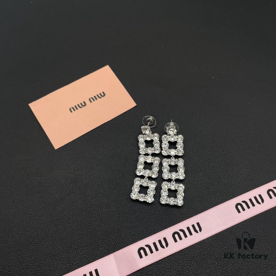 Miu Miu Textured Luxurious Pearl Heart Stud Earrings, Minimalist Design with Vintage Charm, Must-Have Summer Fashion Accessory