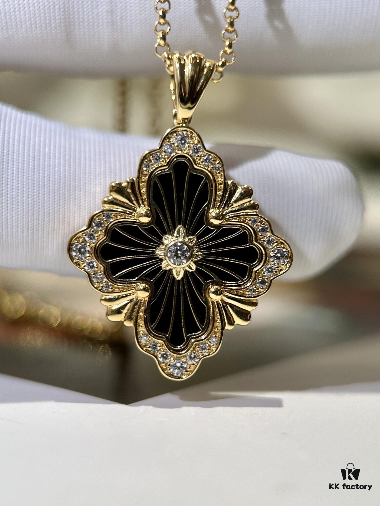 Market First Release‼️ Black Onyx Necklace #Brushed Four-Leaf Clover Diamond-Set Necklace Buccellati Opera Large Diamond Necklace 💎 Retro Stylish Versatile High-End Piece Exquisite Italian Brushed Craftsmanship 🧚‍♀️ Mysterious Black Onyx