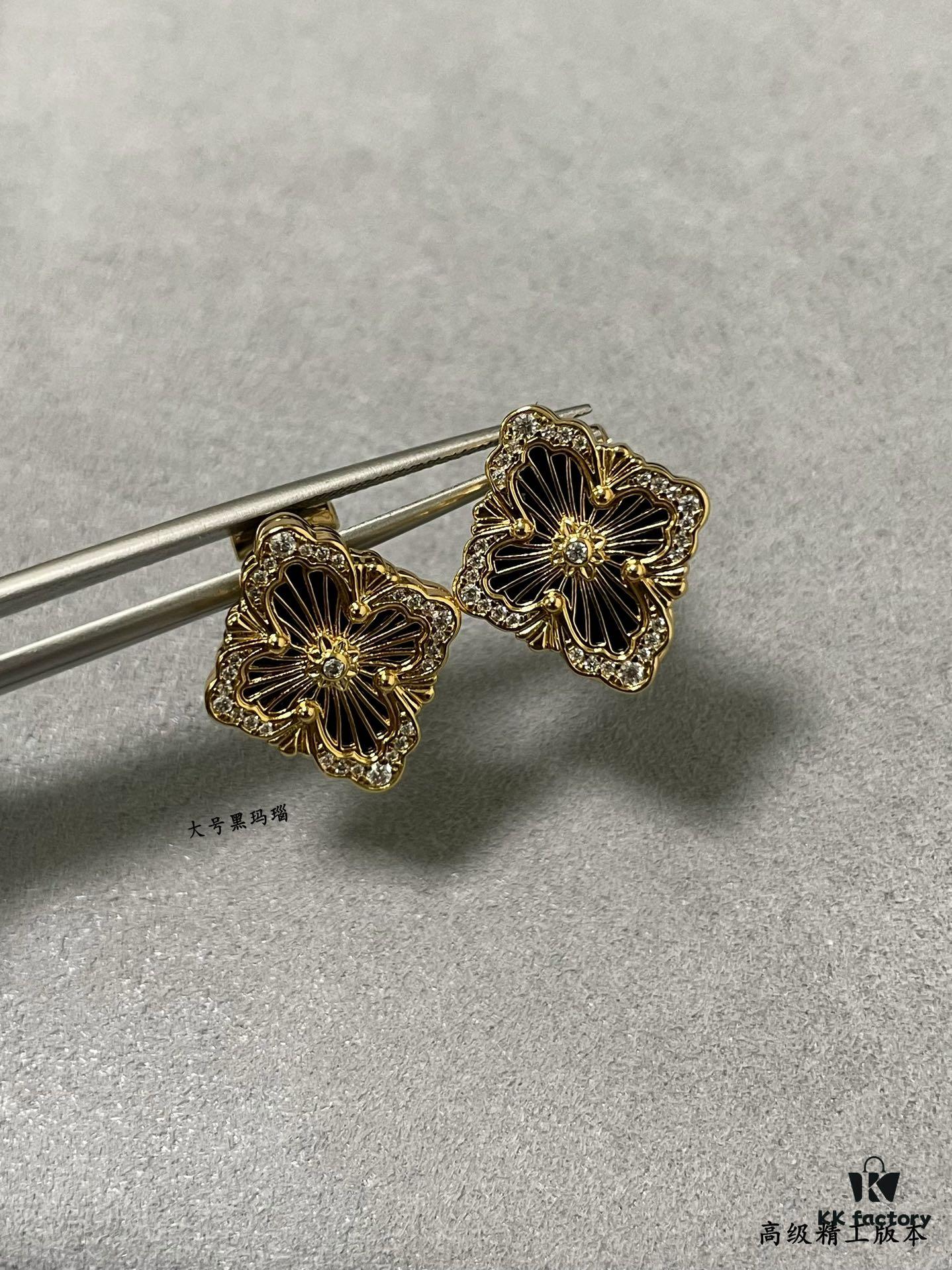 Buccellati Opera Grande Series Large Black Agate Earrings, Retro Court-style Clover Design with Rigato Parallel Engraving Technique