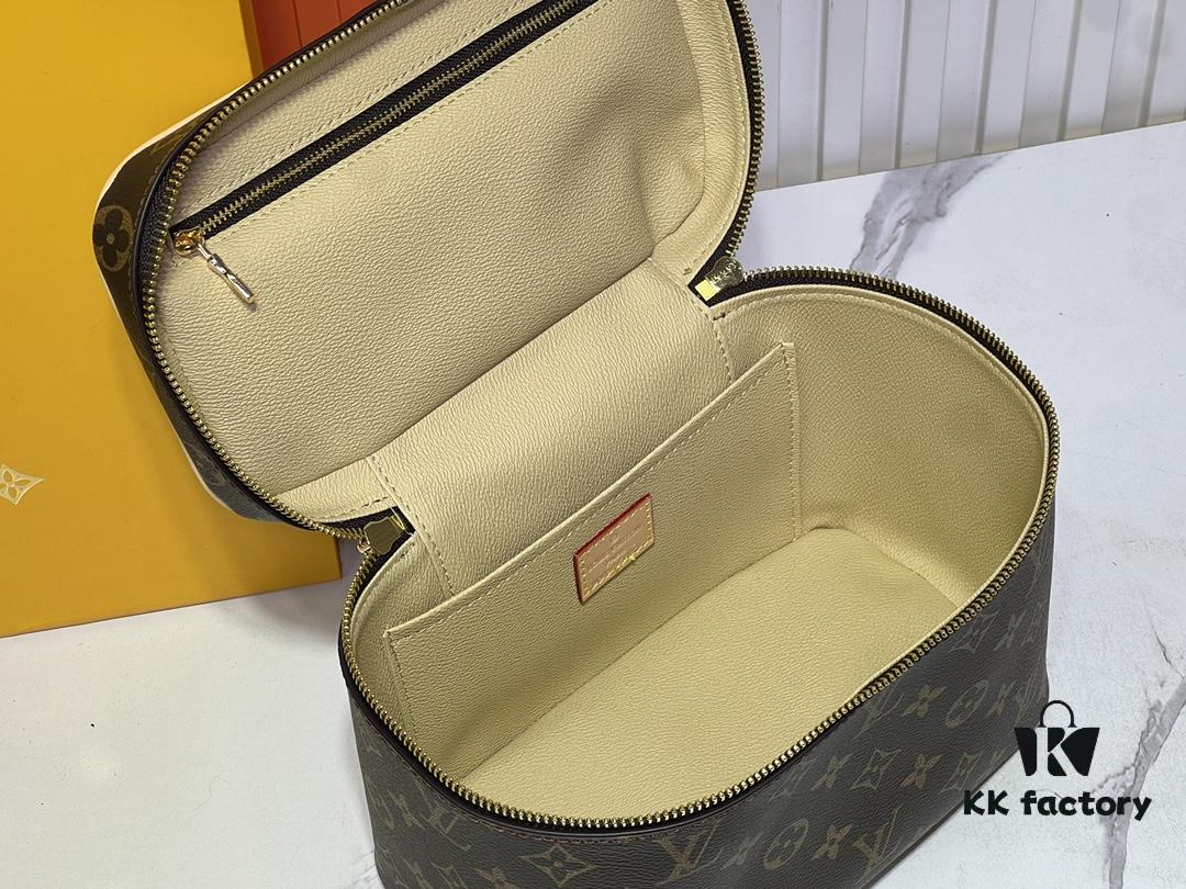 Upgraded Original ✨M42265 This elegant toiletry bag, inspired by the iconic Nice pouch, is a stylish choice for carrying essential beauty items. The hidden zip pocket inside the flap is perfect for storing particularly valuable personal belongings.