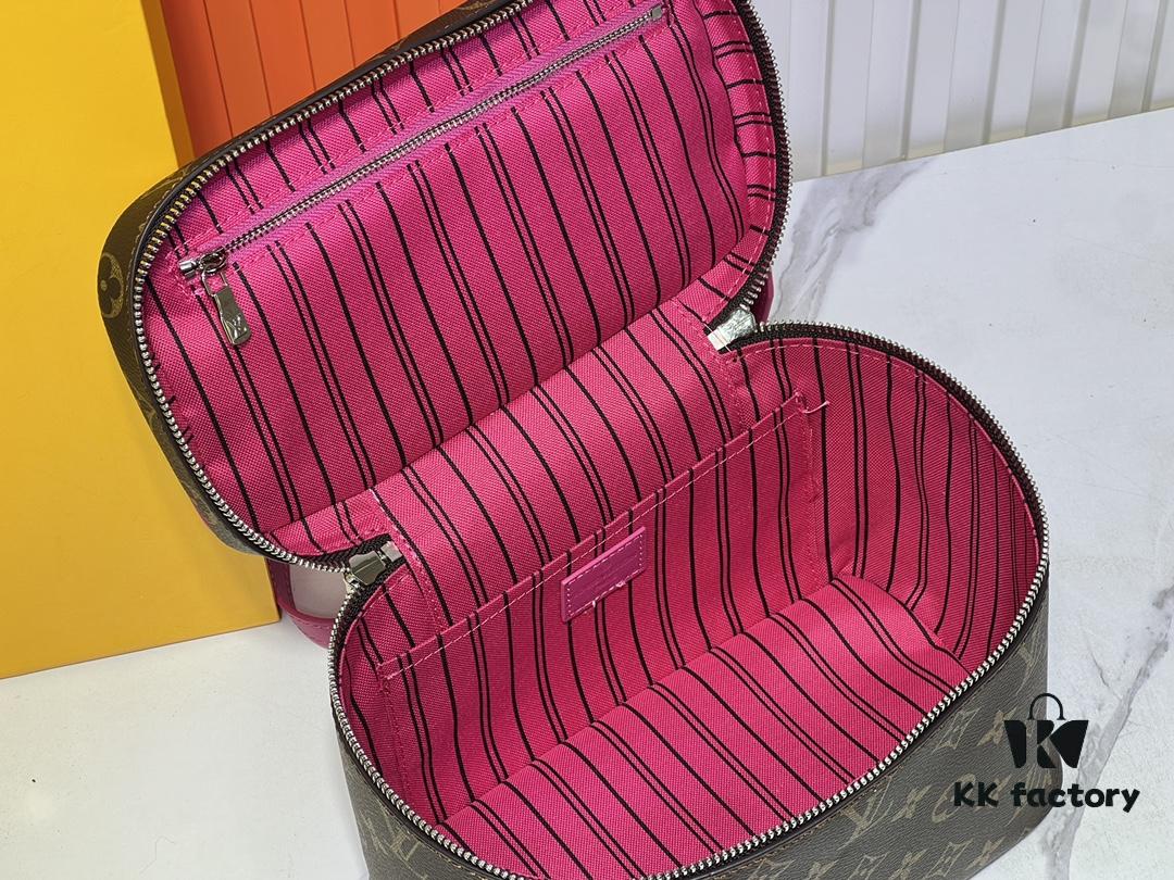 Upgraded Original ✨M42265 This elegant toiletry bag, inspired by the iconic Nice pouch, offers a stylish way to carry essential beauty items. The hidden zip pocket inside the flap is perfect for storing particularly valuable personal belongings.