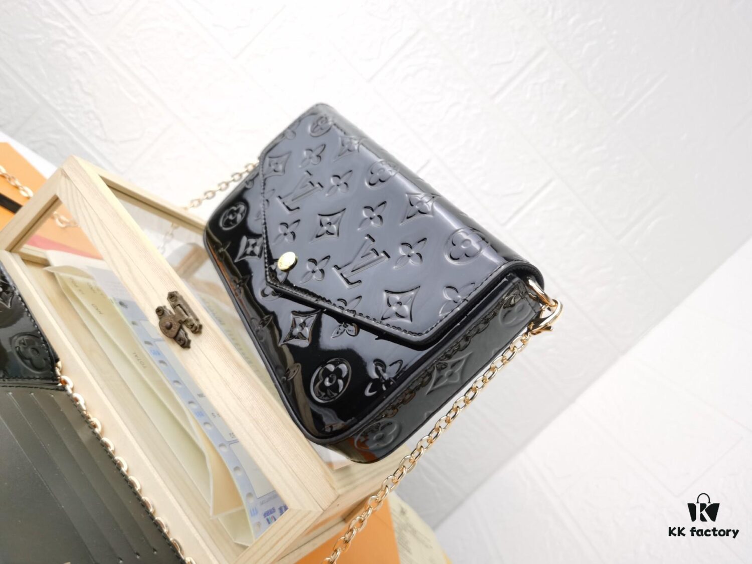 Replica High-Quality Full Steel Hardware Embossed Patent Leather Louis Vuitton Felicie Handbag