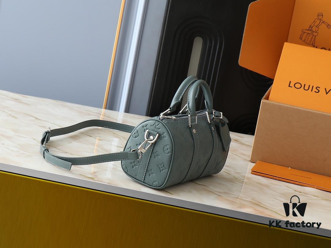 Upgraded Original M00148 Color Gradient Check M13866 Misty Lake Blue Men's Bag Pillow Bag Speedy HR Series This Keepall 25 Handbag is Crafted from Monogram Eclipse Reverse Canvas Showcasing an Elegant Reinterpretation of Louis Vuitton's Classic Pattern Reinforced Straps and Leather Label Continue the Iconic Elements of the Keepall Collection Zipper Closure Ensures Personal Belongings Travel Securely Dimensions 25.0 x 15.0 x 11.0cm (Length x Height x Width)