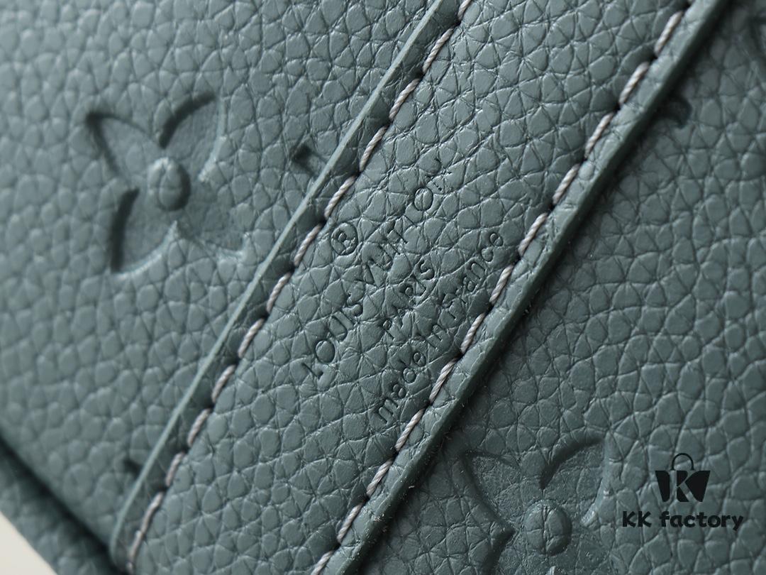 Upgraded Original M00148 Color Gradient Check M13866 Misty Lake Blue Men's Bag Pillow Bag Speedy HR Series This Keepall 25 Handbag is Crafted from Monogram Eclipse Reverse Canvas Showcasing an Elegant Reinterpretation of Louis Vuitton's Classic Pattern Reinforced Straps and Leather Label Continue the Iconic Elements of the Keepall Collection Zipper Closure Ensures Personal Belongings Travel Securely Dimensions 25.0 x 15.0 x 11.0cm (Length x Height x Width)