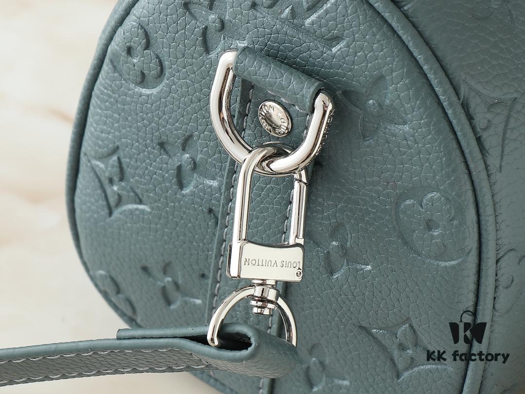 Upgraded Original M00148 Color Gradient Check M13866 Misty Lake Blue Men's Bag Pillow Bag Speedy HR Series This Keepall 25 Handbag is Crafted from Monogram Eclipse Reverse Canvas Showcasing an Elegant Reinterpretation of Louis Vuitton's Classic Pattern Reinforced Straps and Leather Label Continue the Iconic Elements of the Keepall Collection Zipper Closure Ensures Personal Belongings Travel Securely Dimensions 25.0 x 15.0 x 11.0cm (Length x Height x Width)