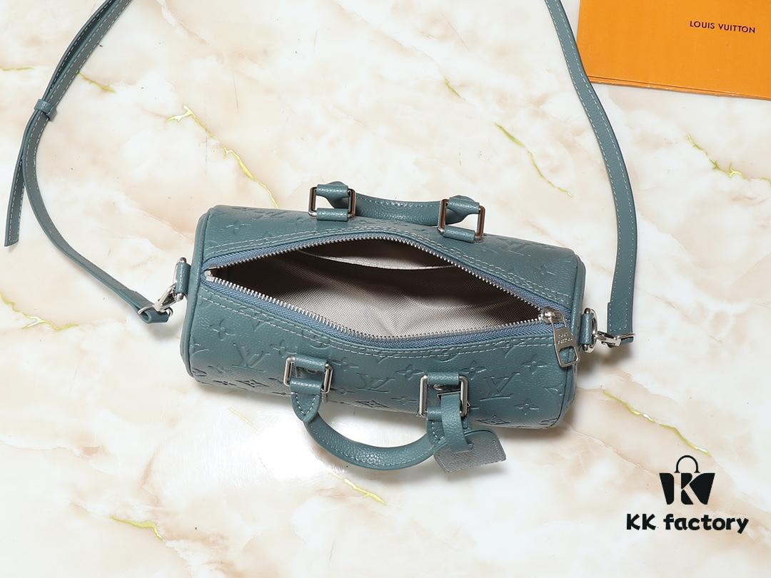 Upgraded Original M00148 Color Gradient Check M13866 Misty Lake Blue Men's Bag Pillow Bag Speedy HR Series This Keepall 25 Handbag is Crafted from Monogram Eclipse Reverse Canvas Showcasing an Elegant Reinterpretation of Louis Vuitton's Classic Pattern Reinforced Straps and Leather Label Continue the Iconic Elements of the Keepall Collection Zipper Closure Ensures Personal Belongings Travel Securely Dimensions 25.0 x 15.0 x 11.0cm (Length x Height x Width)