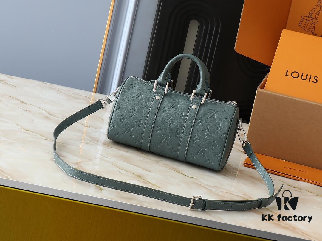 Upgraded Original M00148 Color Gradient Check M13866 Misty Lake Blue Men's Bag Pillow Bag Speedy HR Series This Keepall 25 Handbag is Crafted from Monogram Eclipse Reverse Canvas Showcasing an Elegant Reinterpretation of Louis Vuitton's Classic Pattern Reinforced Straps and Leather Label Continue the Iconic Elements of the Keepall Collection Zipper Closure Ensures Personal Belongings Travel Securely Dimensions 25.0 x 15.0 x 11.0cm (Length x Height x Width)