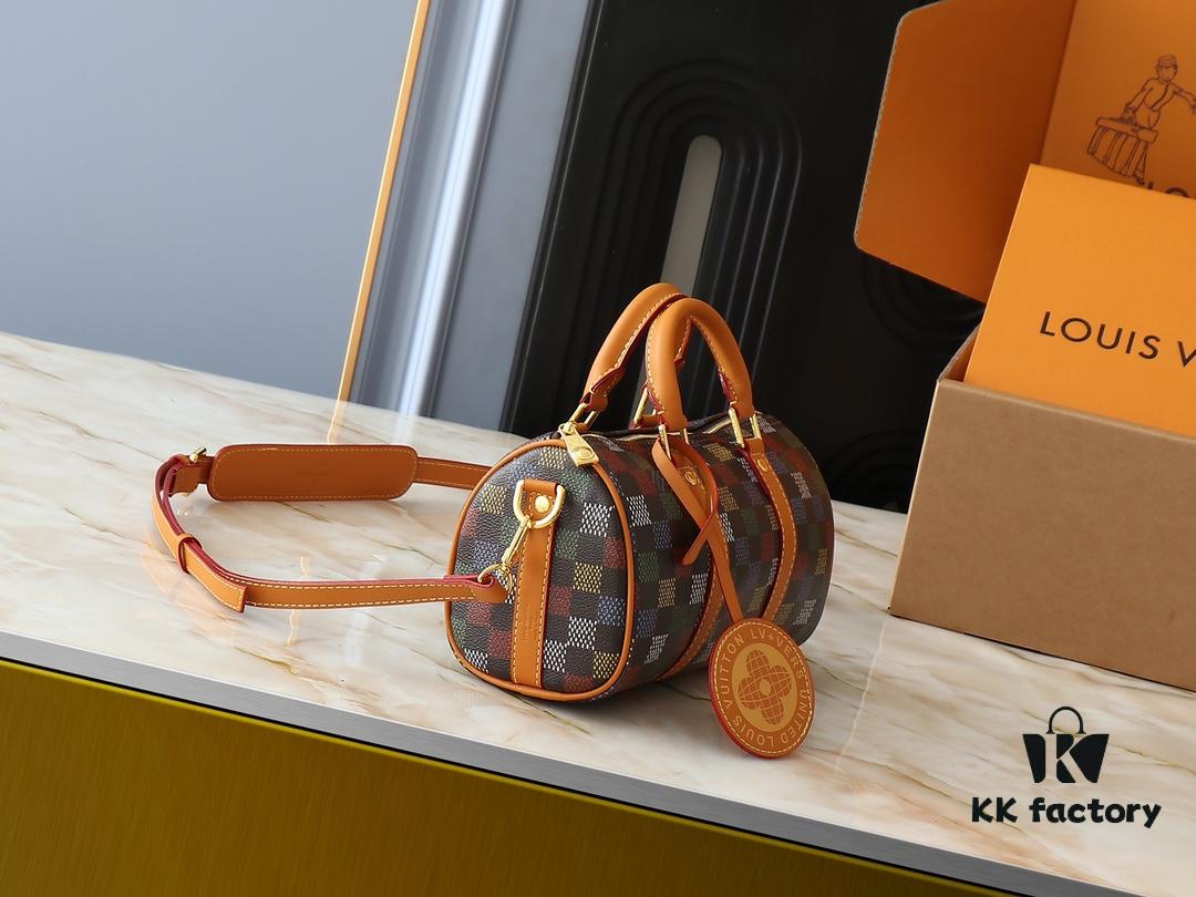 Upgraded Original M00148 Color Gradient Check M13866 Misty Lake Blue Men's Bag Pillow Bag Speedy HR Series This Keepall 25 Handbag is Crafted from Monogram Eclipse Reverse Canvas Showcasing an Elegant Reinterpretation of Louis Vuitton's Classic Pattern Reinforced Straps and Leather Nameplate Continue the Iconic Elements of the Keepall Collection Zippered Closure Ensures Personal Belongings Travel Securely Dimensions 25.0 x 15.0 x 11.0cm (Length x Height x Width)