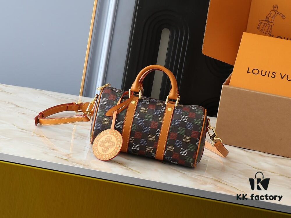Upgraded Original M00148 Color Gradient Check M13866 Misty Lake Blue Men's Bag Pillow Bag Speedy HR Series This Keepall 25 Handbag is Crafted from Monogram Eclipse Reverse Canvas Showcasing an Elegant Reinterpretation of Louis Vuitton's Classic Pattern Reinforced Straps and Leather Nameplate Continue the Iconic Elements of the Keepall Collection Zippered Closure Ensures Personal Belongings Travel Securely Dimensions 25.0 x 15.0 x 11.0cm (Length x Height x Width)