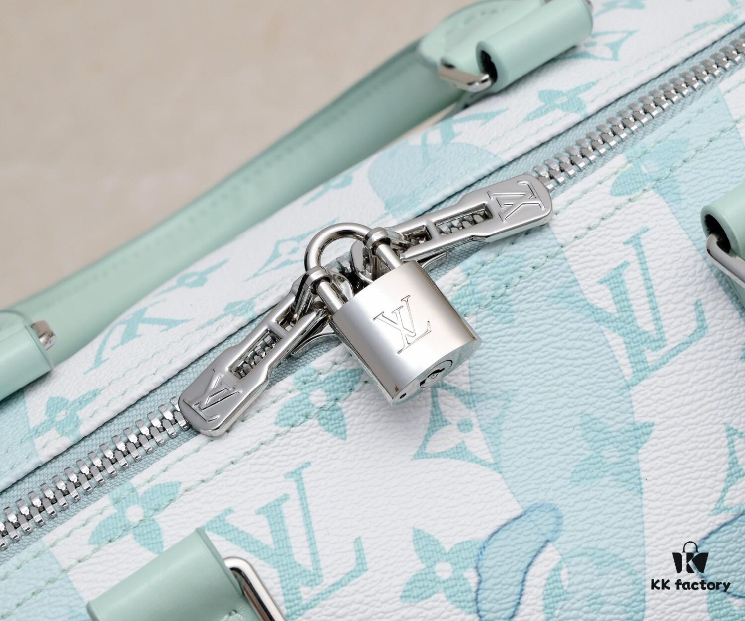 Exclusive Real Photo - Upgraded Version ‼️ Official Website Quality Match M22570 M41416 Keepall is a classic in Louis Vuitton's travel bag collection. This large Keepall features a Monogram canvas body, with a detachable leather shoulder strap and a removable leather document case.