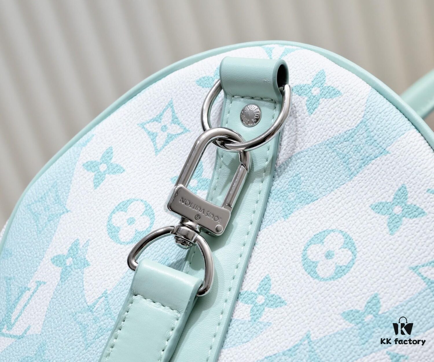 Exclusive Real Photo - Upgraded Version ‼️ Official Website Quality Match M22570 M41416 Keepall is a classic in Louis Vuitton's travel bag collection. This large Keepall features a Monogram canvas body, with a detachable leather shoulder strap and a removable leather document case.