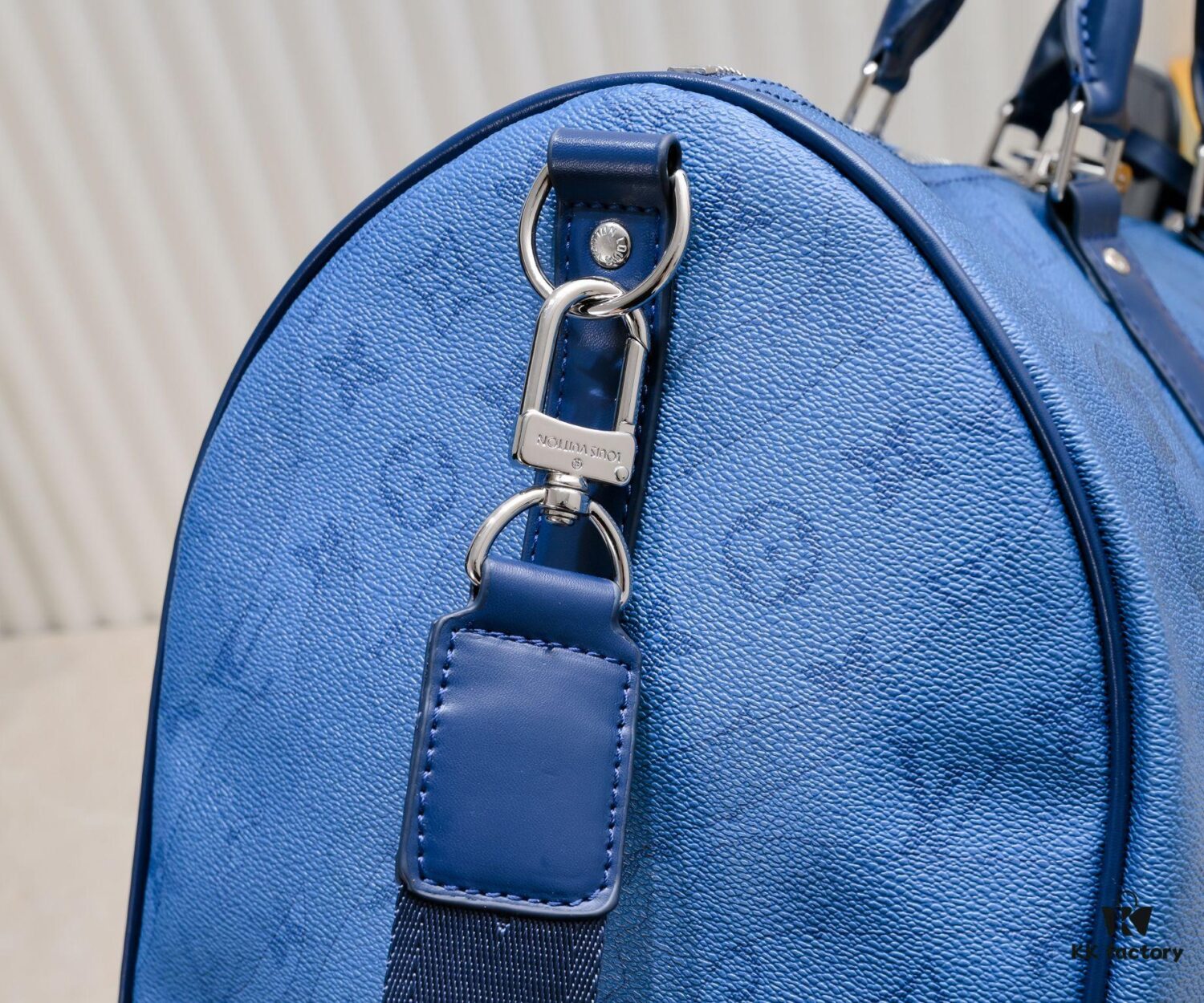 Exclusive Real Photo - Upgraded Version ‼️ Official Website Quality Match M22570 M41416 Keepall is a classic in Louis Vuitton's travel bag collection. This large Keepall features a Monogram canvas body, paired with a detachable leather shoulder strap and a detachable leather document holder.