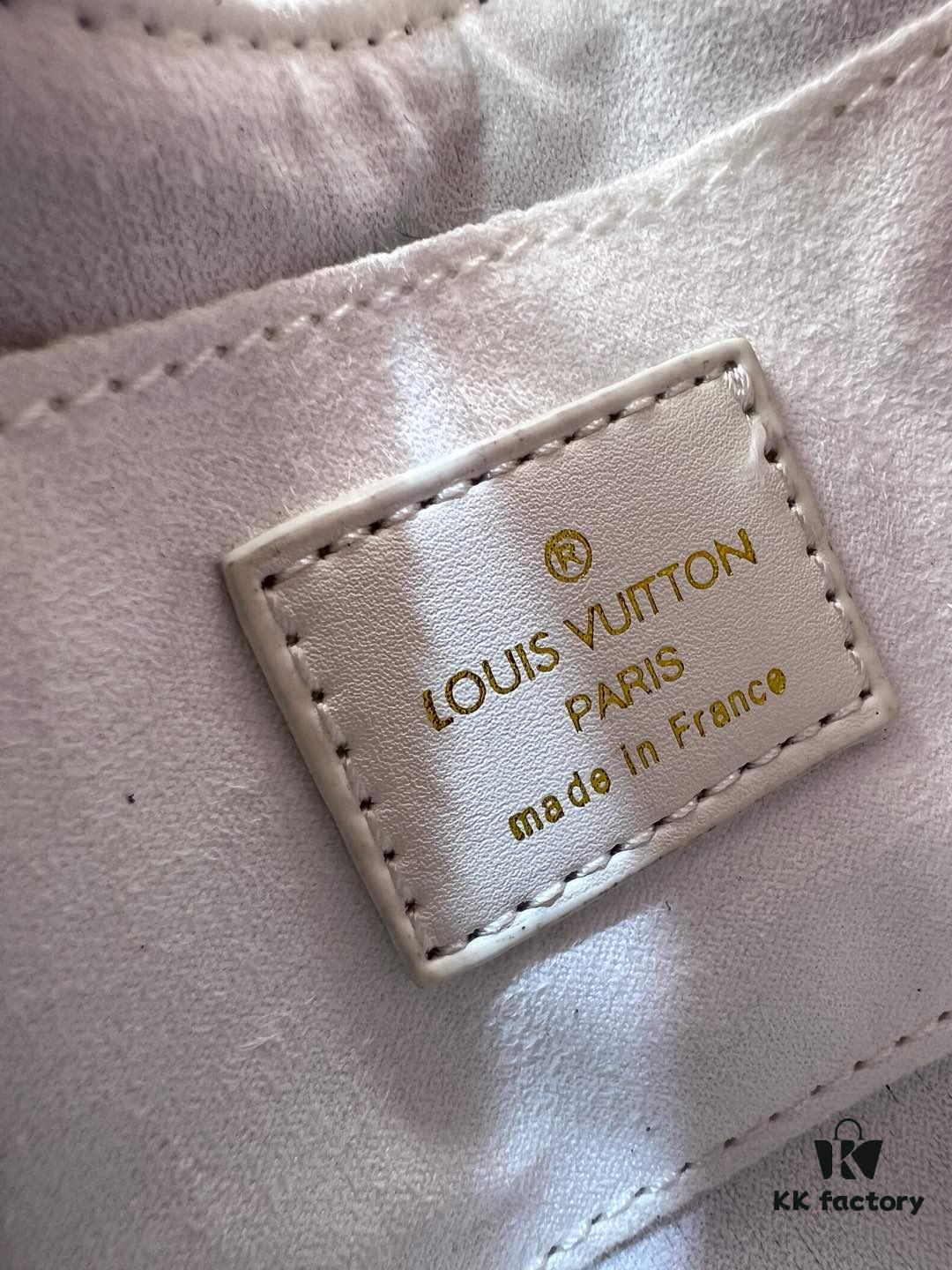 M13099 Marellini Handbag crafted from textured Epi leather with a compact silhouette, offering ample space for daily essentials like a smartphone. Features a round coin purse and mirror made from the vibrant Monogram canvas of the Louis Vuitton × Takashi Murakami collaboration, attached to the bag via a bold metal chain. Dimensions: 19x13.5x6.5cm