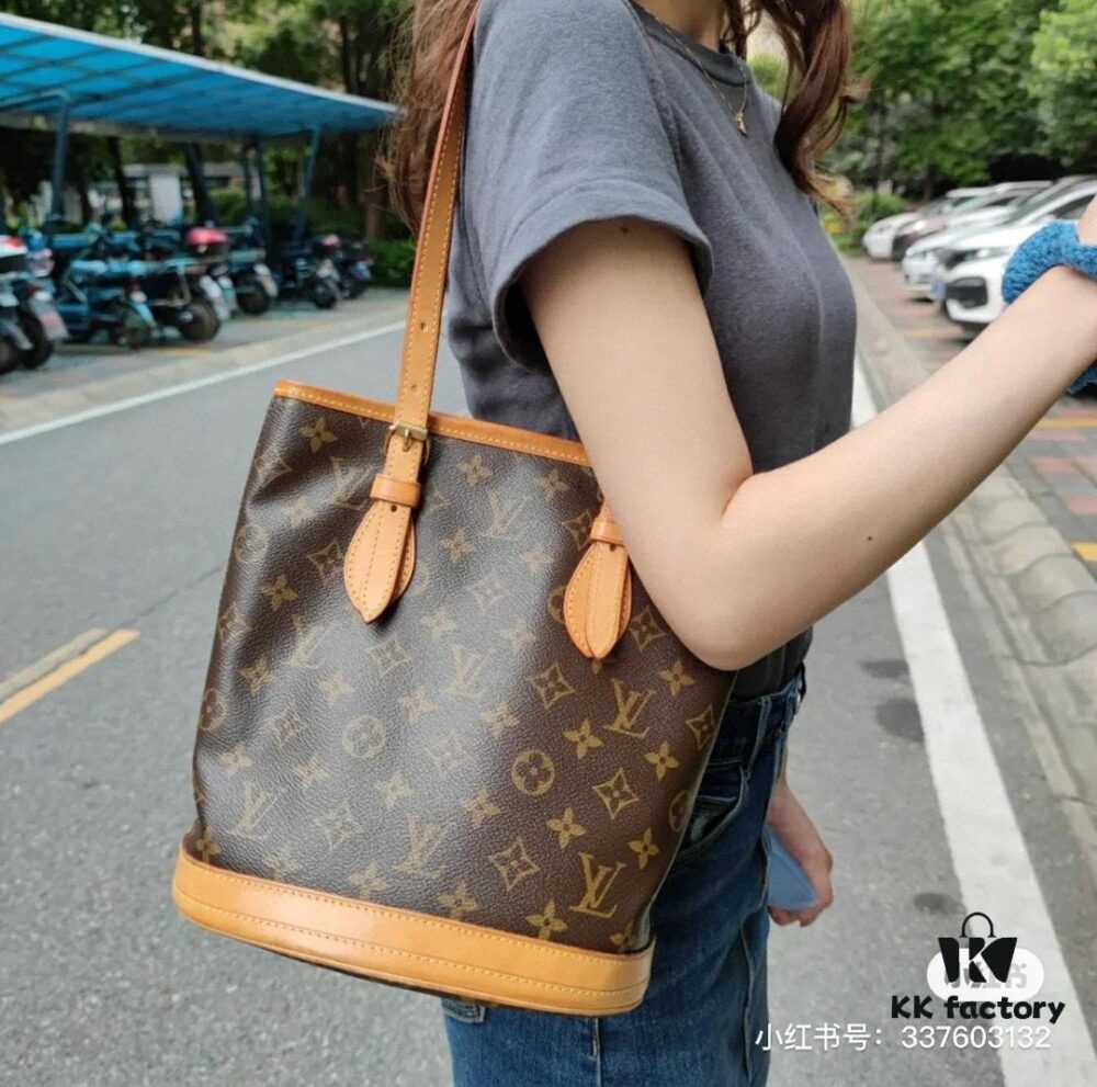 Vintage Crocodile Pattern Leather Bag 🔥 Authentic Style, High-End Quality, Highly Acclaimed, Mother-and-Child Pouch, Extremely Practical, Louis Vuitton Matched Interior, Original Design Replica. Louis Vuitton LV New Women's Shoulder Bag, Round Barrel Bag M42238. Size 23*26*16cm 💪💪💪