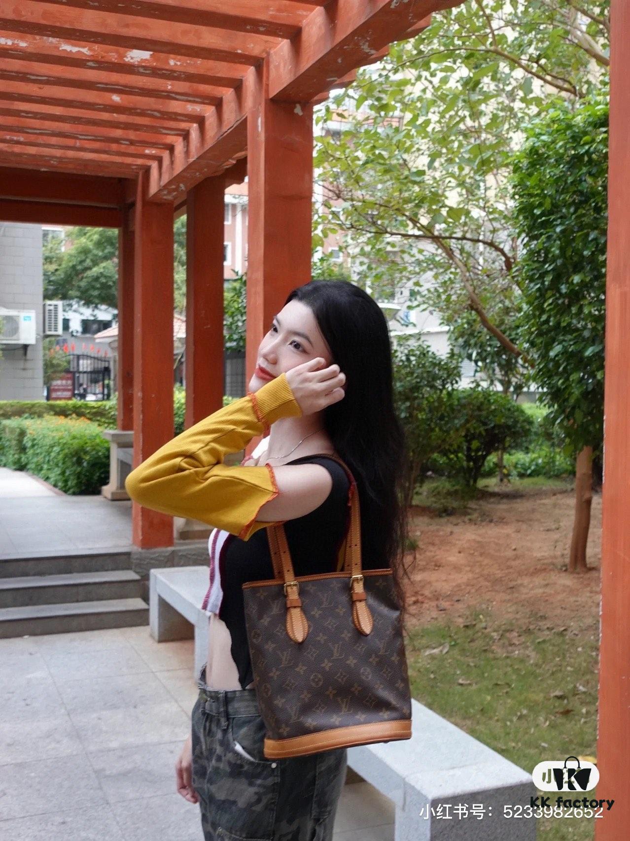 Vintage Crocodile Pattern Leather Bag 🔥 Authentic Style, High-End Quality, Highly Acclaimed, Mother-and-Child Pouch, Extremely Practical, Louis Vuitton Matched Interior, Original Design Replica. Louis Vuitton LV New Women's Shoulder Bag, Round Barrel Bag M42238. Size 23*26*16cm 💪💪💪