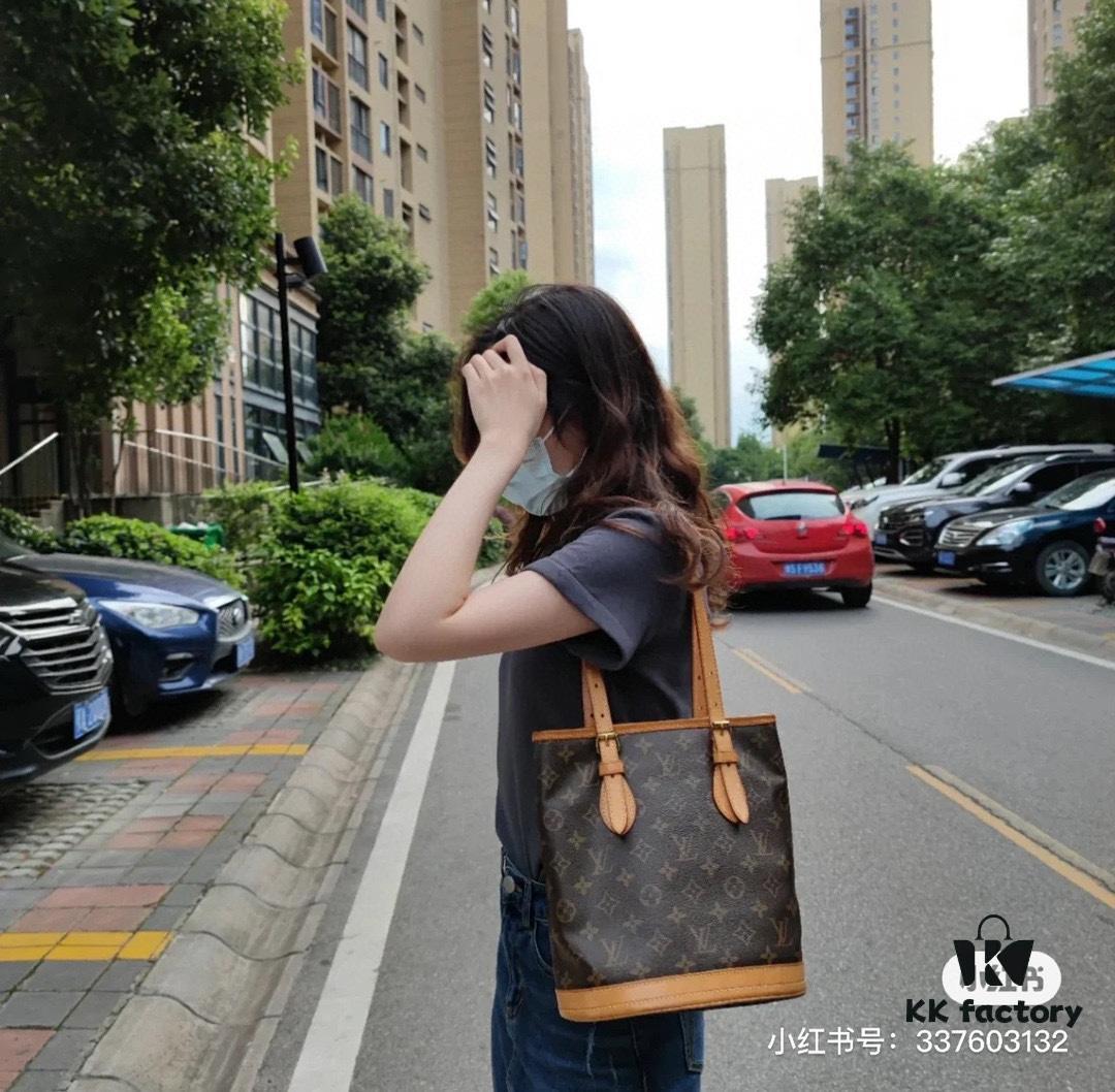 Vintage Crocodile Pattern Leather Bag 🔥 Authentic Style, High-End Quality, Highly Acclaimed, Mother-and-Child Pouch, Extremely Practical, Louis Vuitton Matched Interior, Original Design Replica. Louis Vuitton LV New Women's Shoulder Bag, Round Barrel Bag M42238. Size 23*26*16cm 💪💪💪