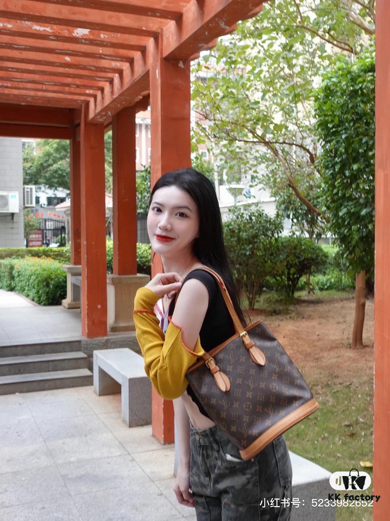 Vintage Crocodile Pattern Leather Bag 🔥 Authentic Style, High-End Quality, Highly Acclaimed, Mother-and-Child Pouch, Extremely Practical, Louis Vuitton Matched Interior, Original Design Replica. Louis Vuitton LV New Women's Shoulder Bag, Round Barrel Bag M42238. Size 23*26*16cm 💪💪💪