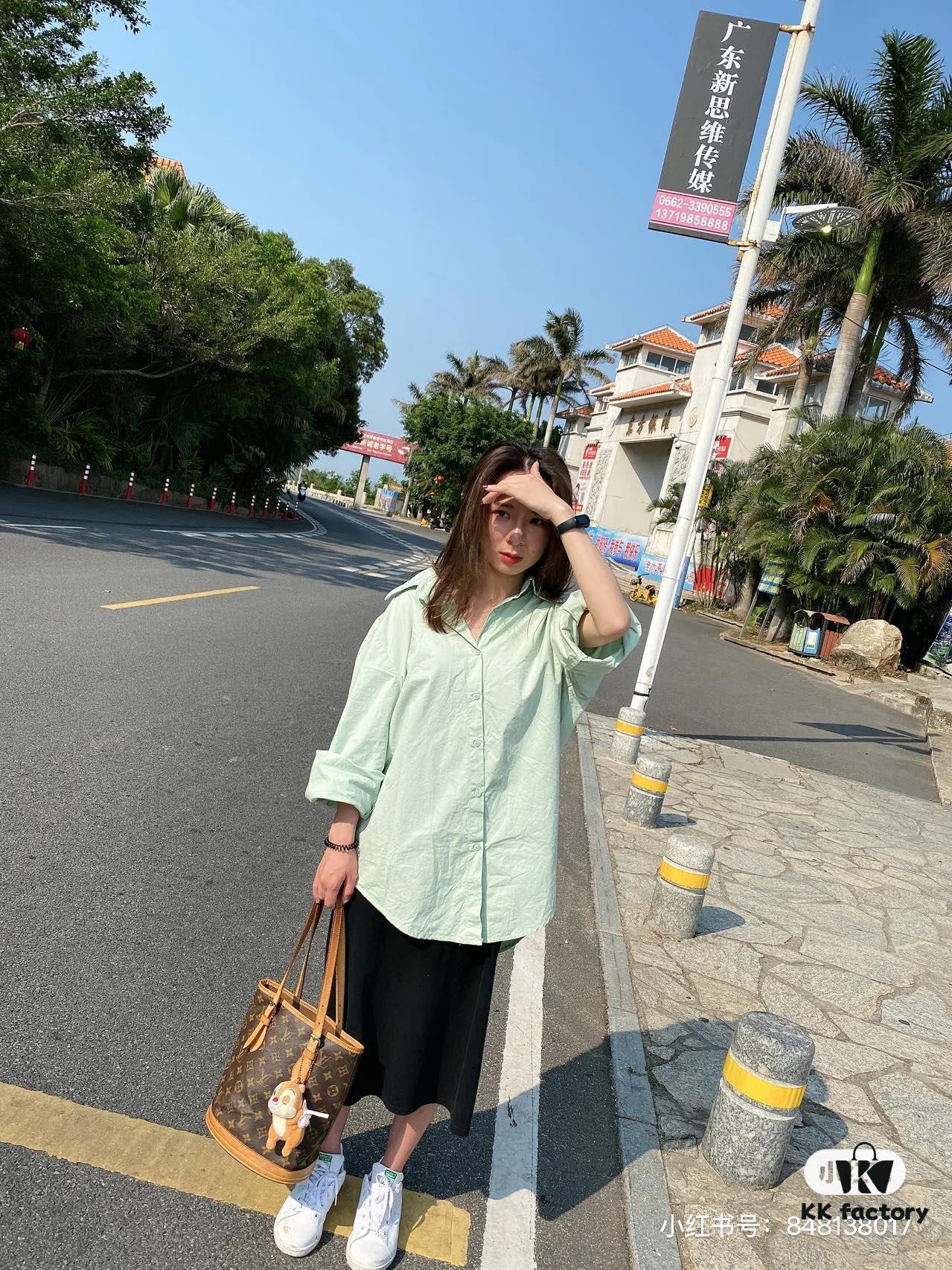 Color-Changing Yellow Leather Bag 🔥 Authentic Quality, High-End Craftsmanship, Highly Recommended, Mother-and-Child Pouch, Extremely Practical, Louis Vuitton-Style Interior, Original Sample Cut, Louis Vuitton LV New Women's Shoulder Bag, Round Barrel Bag M42238, Size 23*26*16cm 💪💪💪