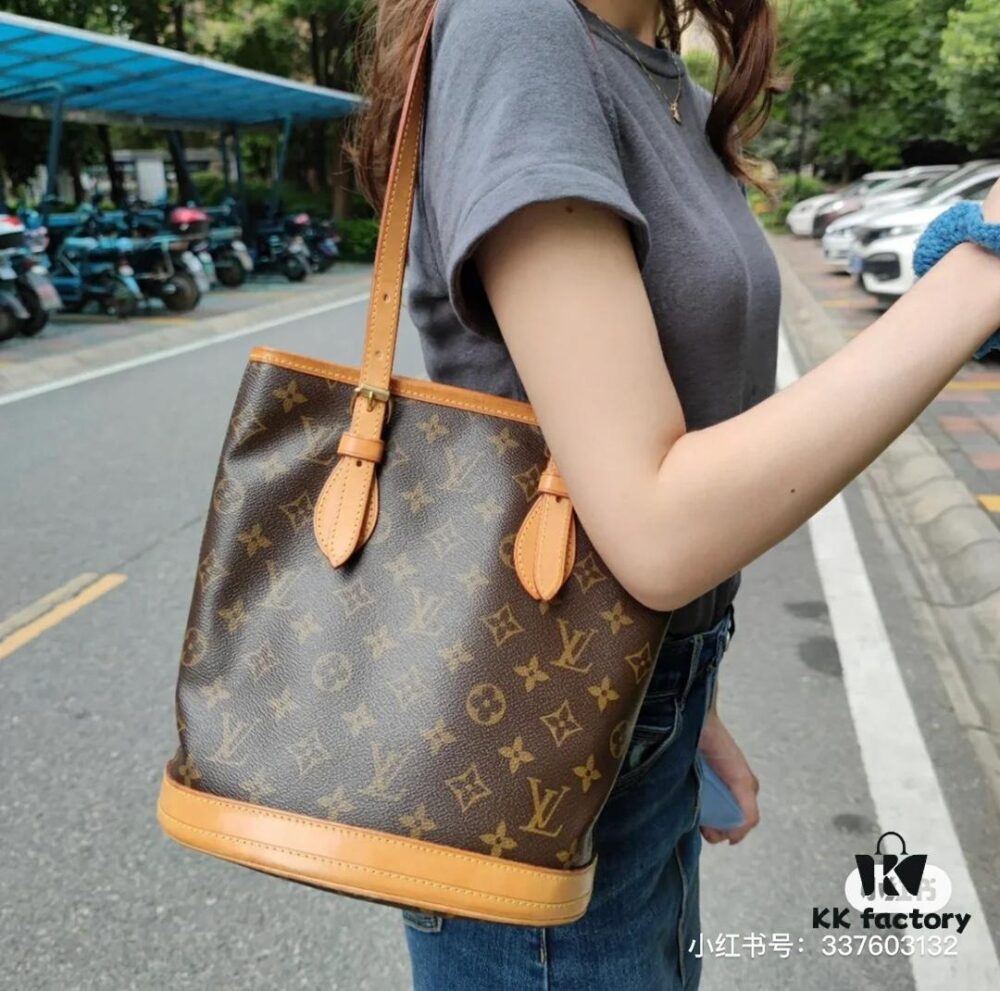 Color-Changing Yellow Leather Bag 🔥 Authentic Quality, High-End Craftsmanship, Highly Recommended, Mother-and-Child Pouch, Extremely Practical, Louis Vuitton-Style Interior, Original Sample Cut, Louis Vuitton LV New Women's Shoulder Bag, Round Barrel Bag M42238, Size 23*26*16cm 💪💪💪