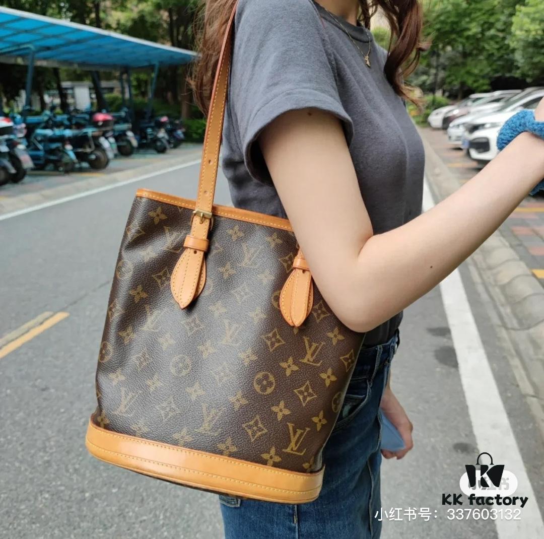 Color-Changing Yellow Leather Bag 🔥 Authentic Quality, High-End Craftsmanship, Highly Recommended, Mother-and-Child Pouch, Extremely Practical, Louis Vuitton-Style Interior, Original Sample Cut, Louis Vuitton LV New Women's Shoulder Bag, Round Barrel Bag M42238, Size 23*26*16cm 💪💪💪