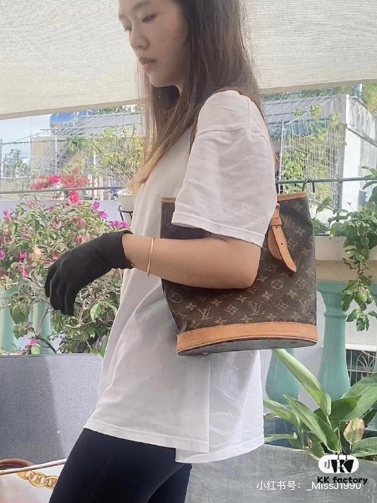 Color-Changing Yellow Leather Bag 🔥 Authentic Quality, High-End Craftsmanship, Highly Recommended, Mother-and-Child Pouch, Extremely Practical, Louis Vuitton-Style Interior, Original Sample Cut, Louis Vuitton LV New Women's Shoulder Bag, Round Barrel Bag M42238, Size 23*26*16cm 💪💪💪