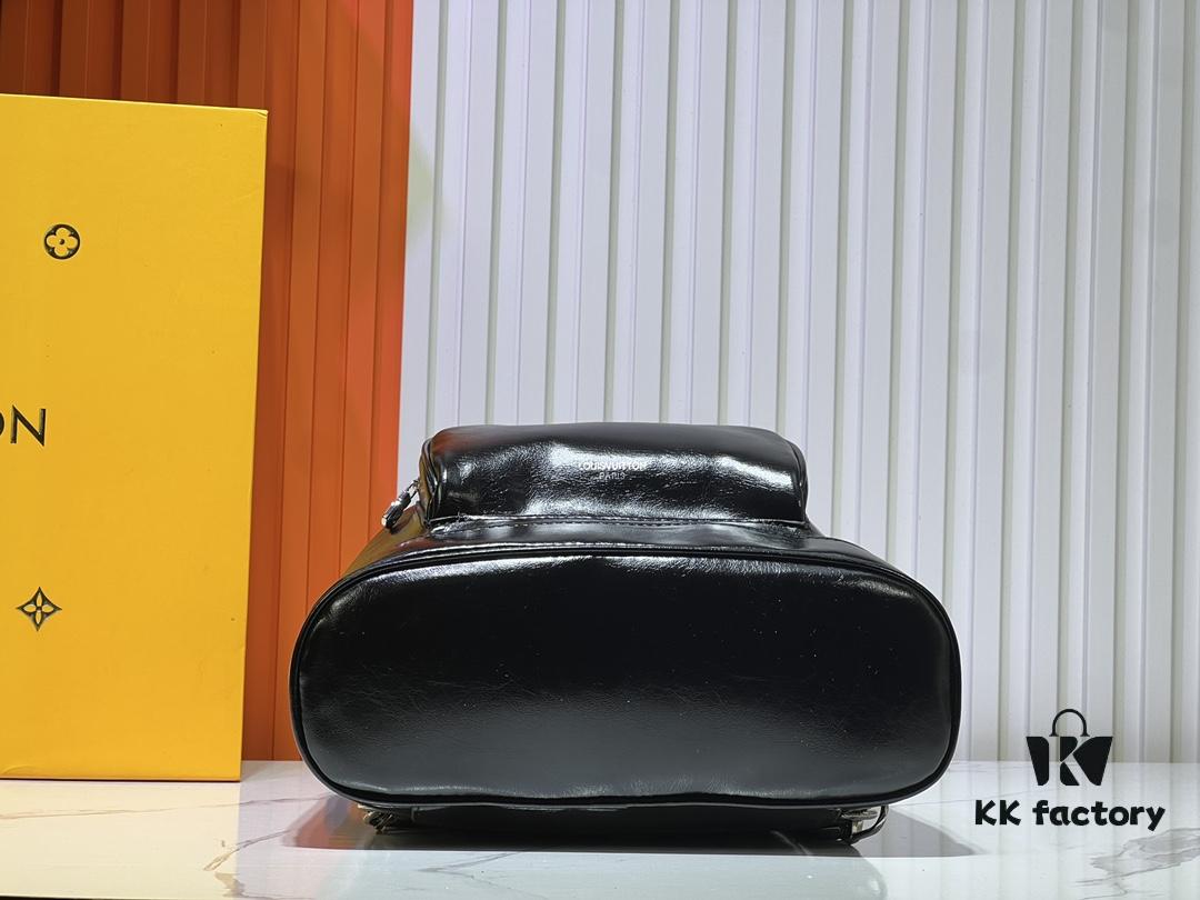 M12587 M11119 M111118 Small Montsouris Backpack in Shiny Lambskin with Monogram Details