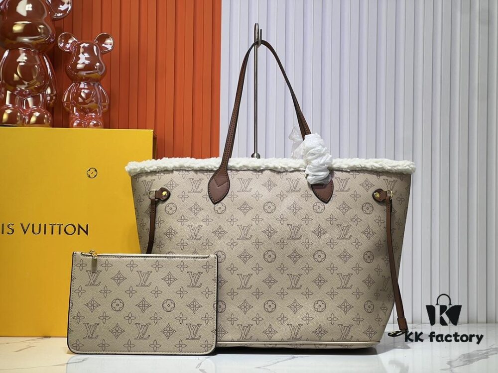 Lambswool, M40995 Medium Shopping Bag 💋💋 Louis Vuitton New Neverfull Reimagines the Iconic Handbag with Refined Interior Details