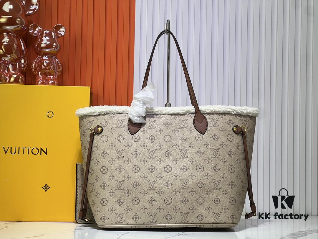 Lambswool, M40995 Medium Shopping Bag 💋💋 Louis Vuitton New Neverfull Reimagines the Iconic Handbag with Refined Interior Details
