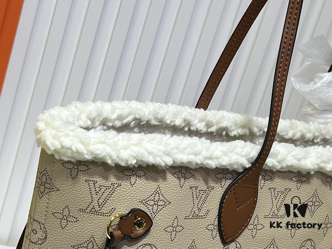 Lambswool, M40995 Medium Shopping Bag 💋💋 Louis Vuitton New Neverfull Reimagines the Iconic Handbag with Refined Interior Details