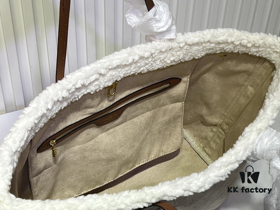 Lambswool, M40995 Medium Shopping Bag 💋💋 Louis Vuitton New Neverfull Reimagines the Iconic Handbag with Refined Interior Details