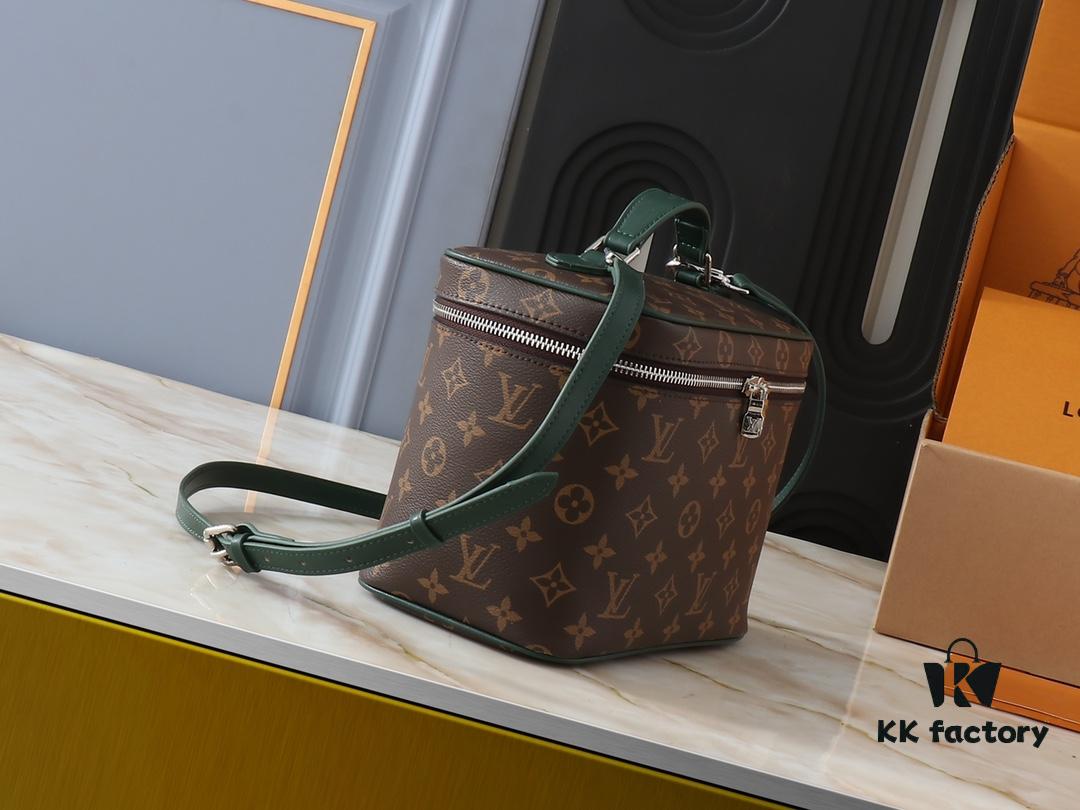 Upgraded Original ✨M42265 This elegant toiletry bag, inspired by the iconic Nice pouch, is a stylish choice for carrying essential beauty items. The hidden zip pocket inside the flap provides secure storage for particularly valuable personal belongings.