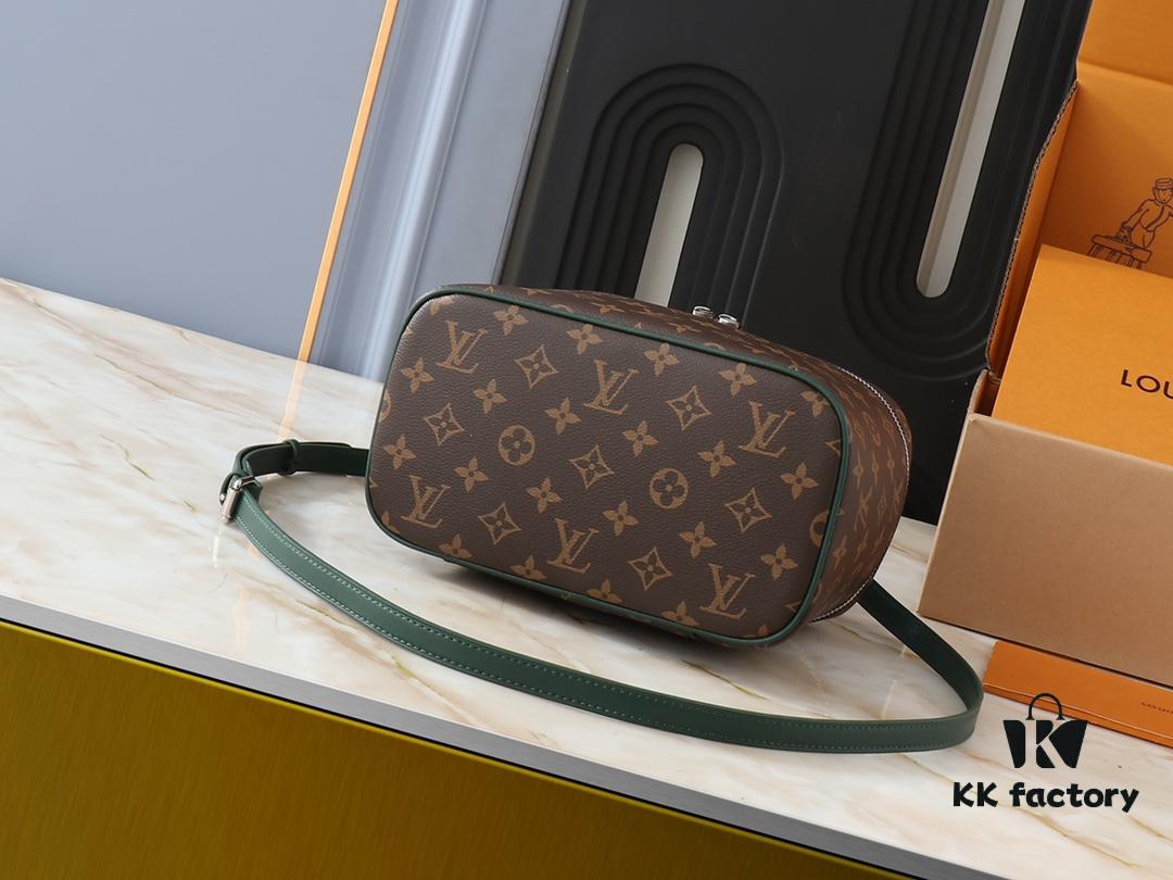 Upgraded Original ✨M42265 This elegant toiletry bag, inspired by the iconic Nice pouch, is a stylish choice for carrying essential beauty items. The hidden zip pocket inside the flap provides secure storage for particularly valuable personal belongings.