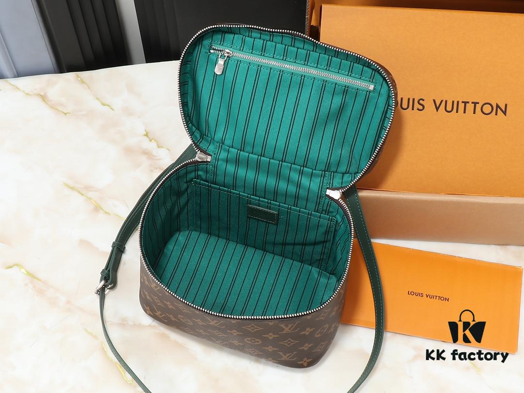 Upgraded Original ✨M42265 This elegant toiletry bag, inspired by the iconic Nice pouch, is a stylish choice for carrying essential beauty items. The hidden zip pocket inside the flap provides secure storage for particularly valuable personal belongings.