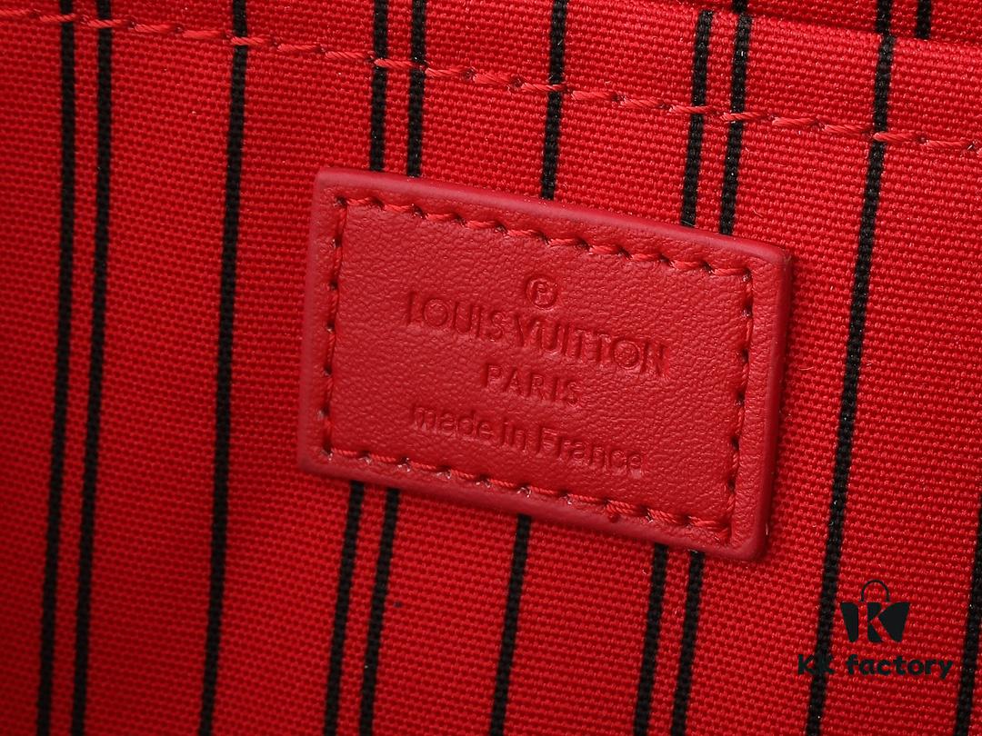 Upgraded Original ✨M42265 Inspired by the iconic Nice cosmetic pouch, this elegant toiletry bag is a personalized choice for carrying essential beauty items. The hidden zip pocket inside the flap keeps particularly valuable personal belongings secure.