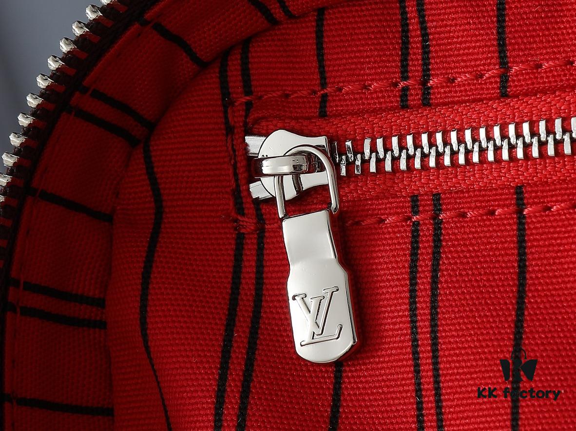 Upgraded Original ✨M42265 Inspired by the iconic Nice cosmetic pouch, this elegant toiletry bag is a personalized choice for carrying essential beauty items. The hidden zip pocket inside the flap keeps particularly valuable personal belongings secure.