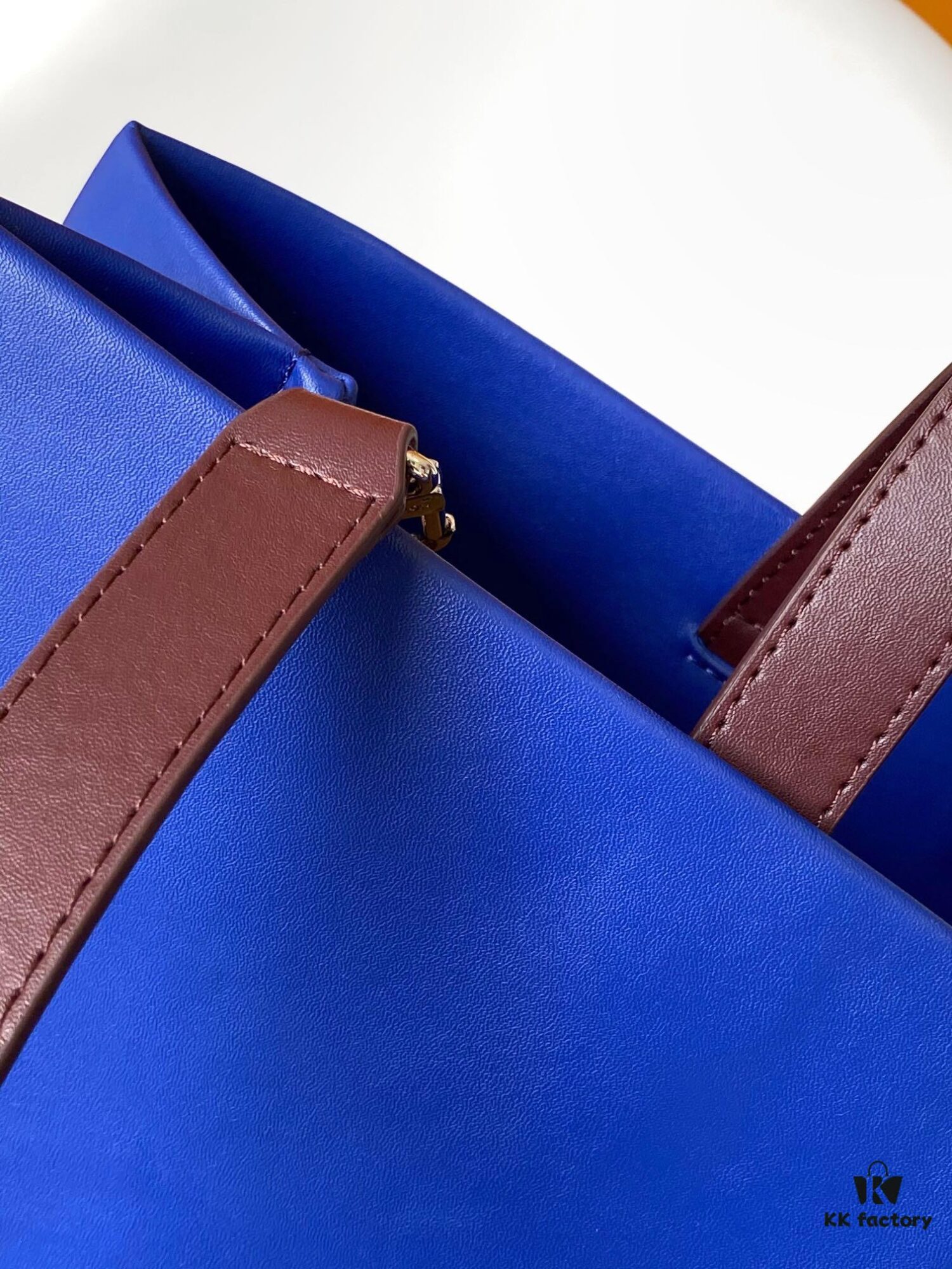 M24457 Top-Quality Original Surplus Shopper Medium Handbag