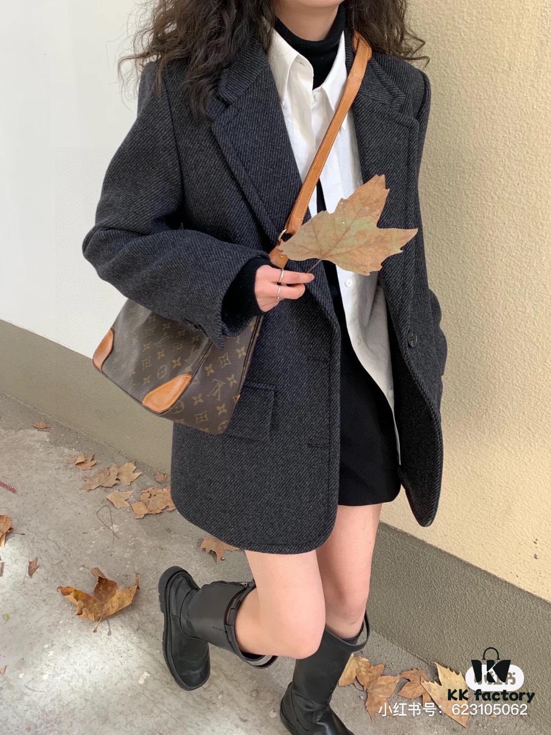 Upgraded Quality 👍 M90918 Vintage LV Louis Vuitton Rare Horn Bag, Retro Style, Three-Dimensional Shape, Casual and Elegant, Fits Various Outfits