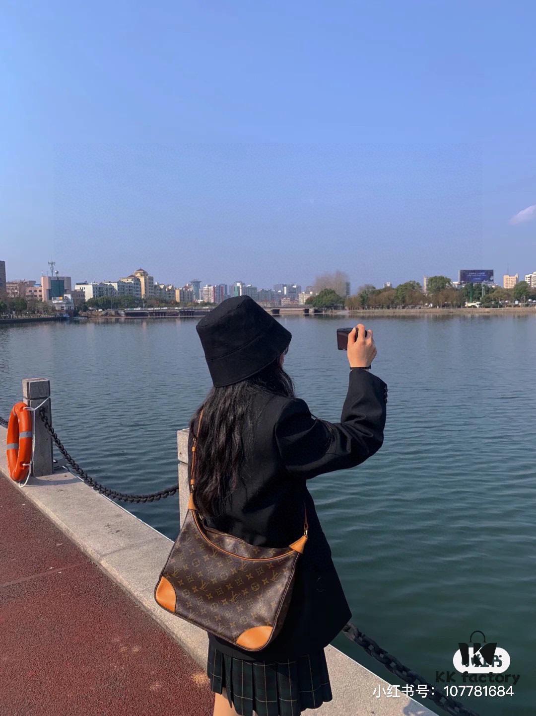 Upgraded Quality 👍 M90918 Vintage LV Louis Vuitton Rare Horn Bag, Retro Style, Three-Dimensional Shape, Casual and Elegant, Fits Various Outfits