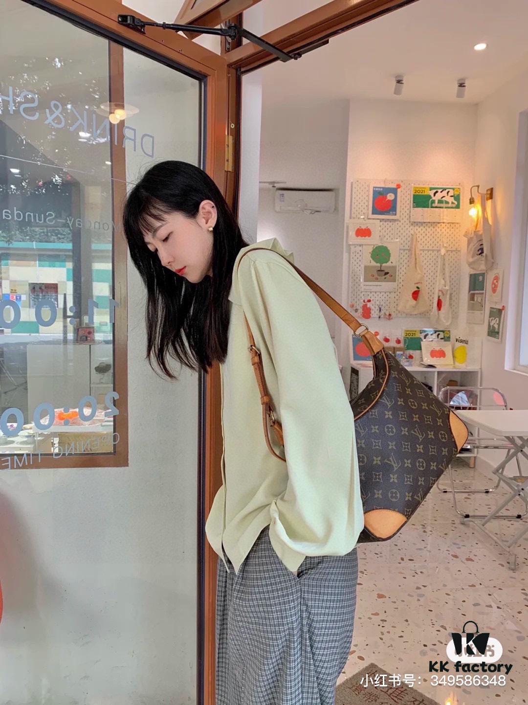 Upgraded Quality 👍 M90918 Vintage LV Louis Vuitton Rare Horn Bag, Retro Style, Three-Dimensional Shape, Casual and Elegant, Fits Various Outfits