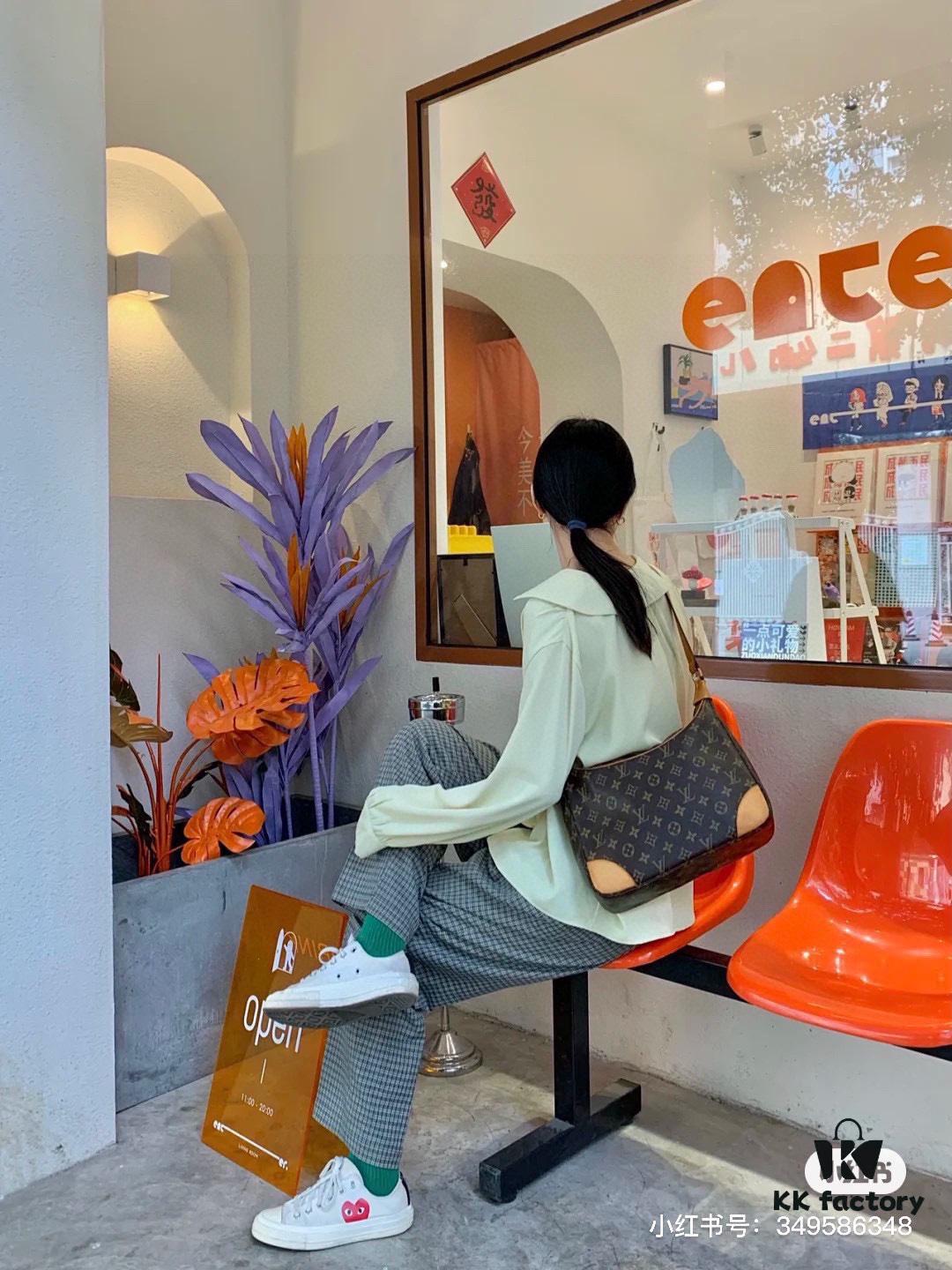 Upgraded Quality 👍 M90918 Vintage LV Louis Vuitton Rare Horn Bag, Retro Style, Three-Dimensional Shape, Casual and Elegant, Fits Various Outfits