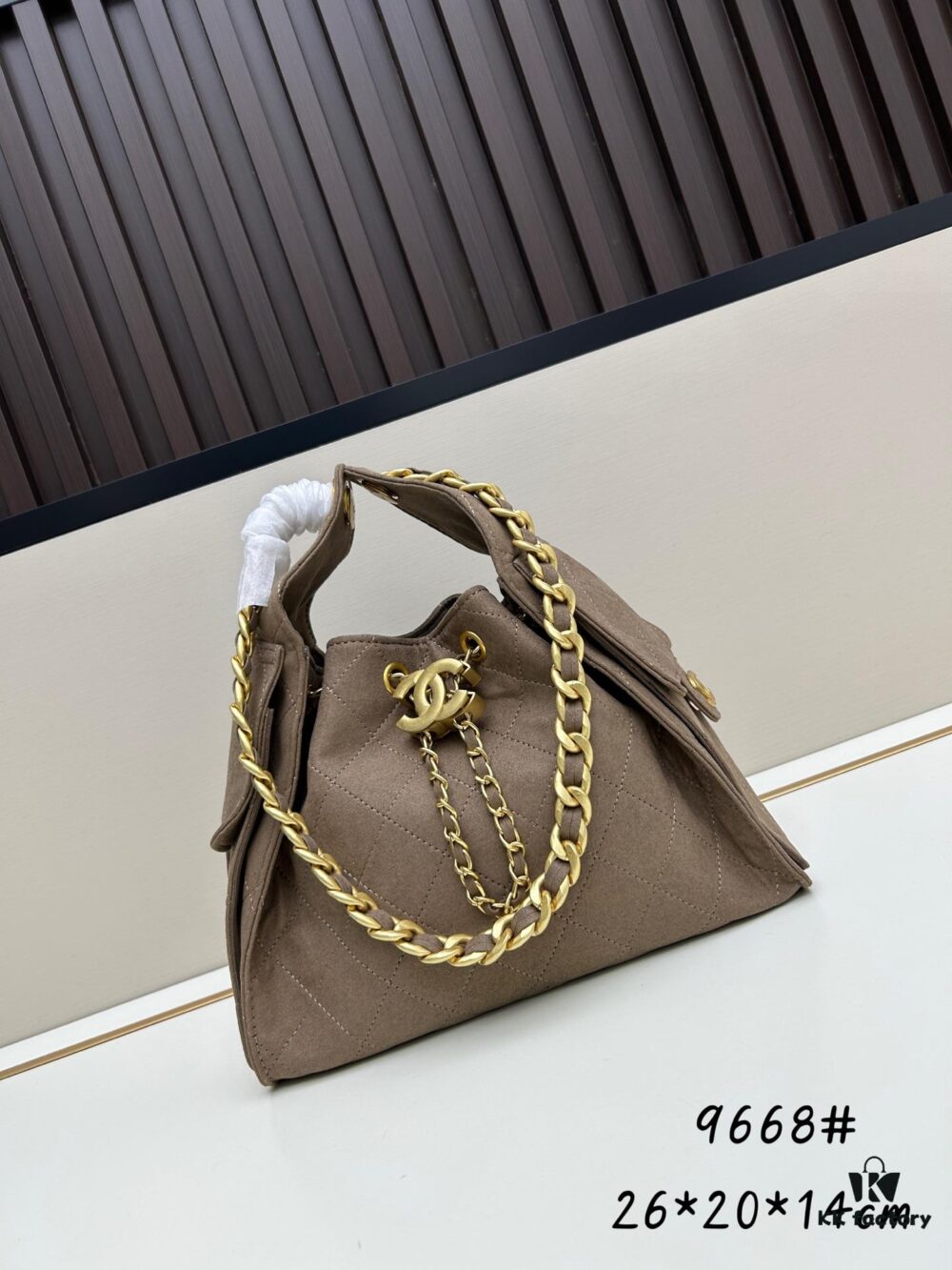 New Chanel 25 Handbag ||| The Rising 'It Bag' After the Chanel 22