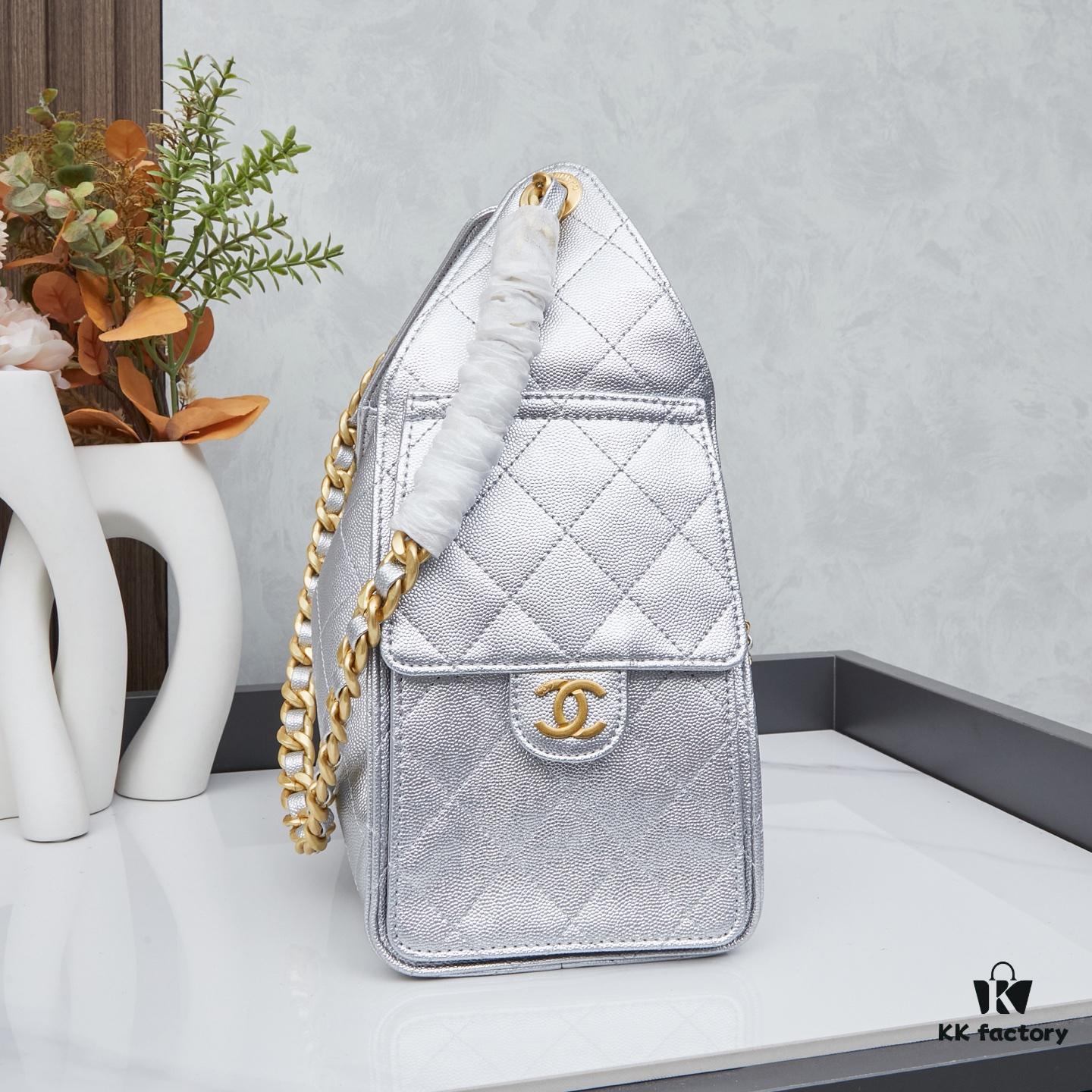 New Chanel 25 Handbag ||| The Rising 'It Bag' Follows the Success of the Chanel 22