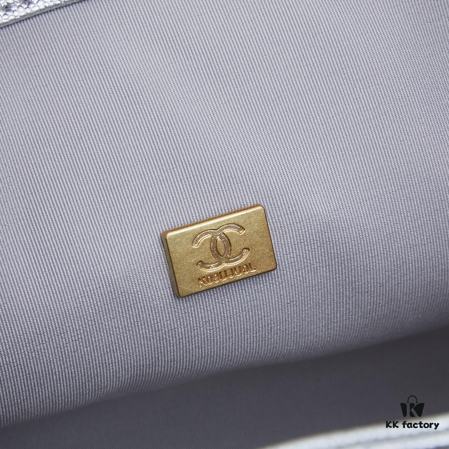 New Chanel 25 Handbag ||| The Rising 'It Bag' Follows the Success of the Chanel 22