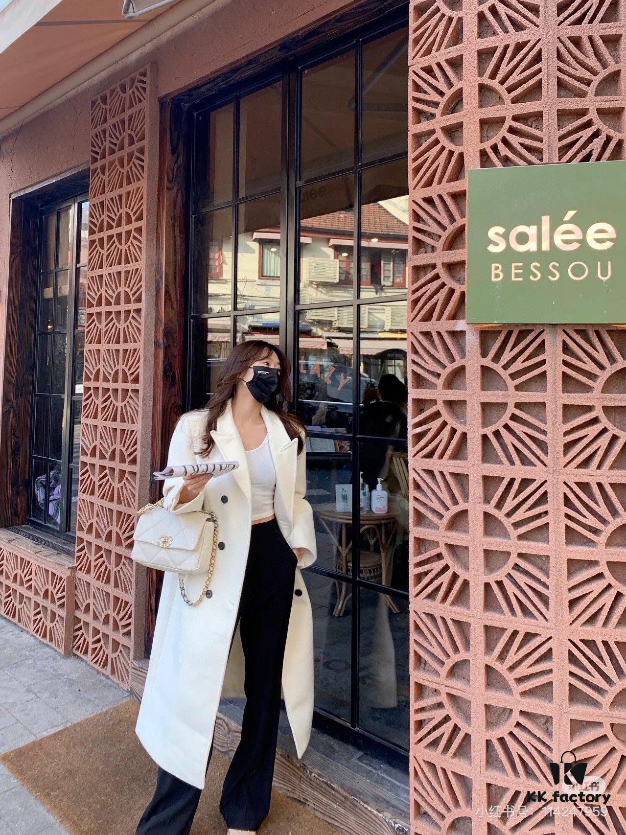 New Arrival with Box CHANEL Chanel Platinum White 19 Bag