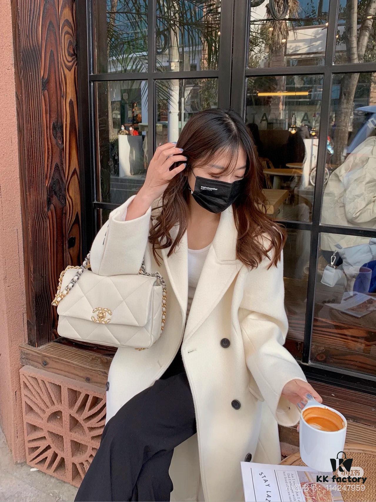 New Arrival with Box CHANEL Chanel Platinum White 19 Bag