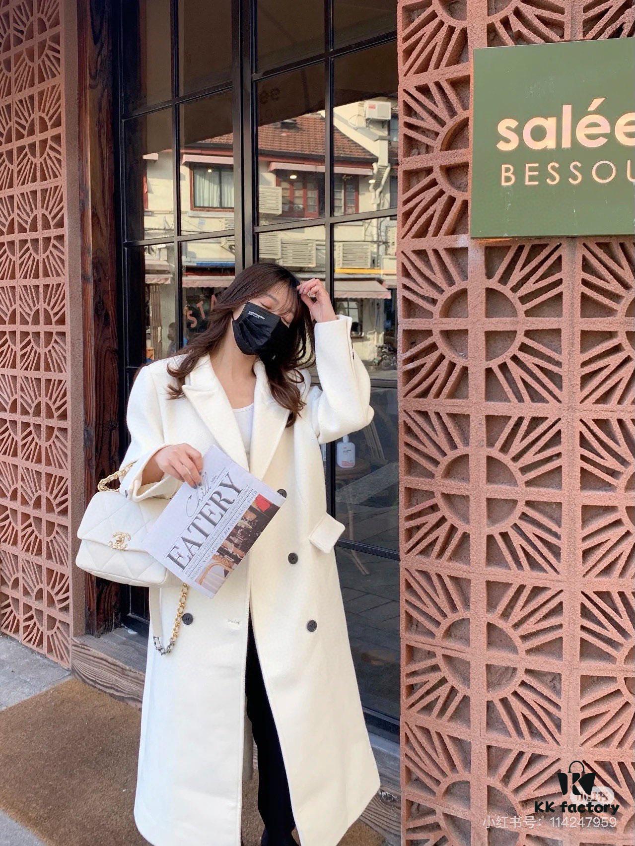 New Arrival with Box CHANEL Chanel Platinum White 19 Bag