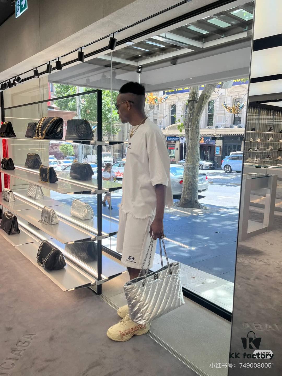 Enter, Cool Girls! Balenciaga Fall/Winter New Bags at Discount Prices