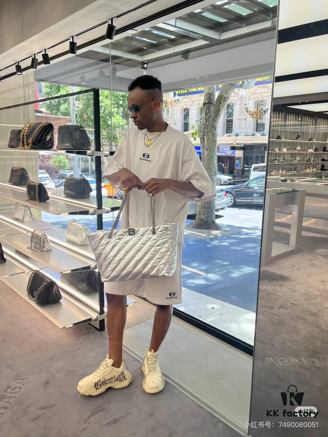 Enter, Cool Girls! Balenciaga Fall/Winter New Bags at Discount Prices