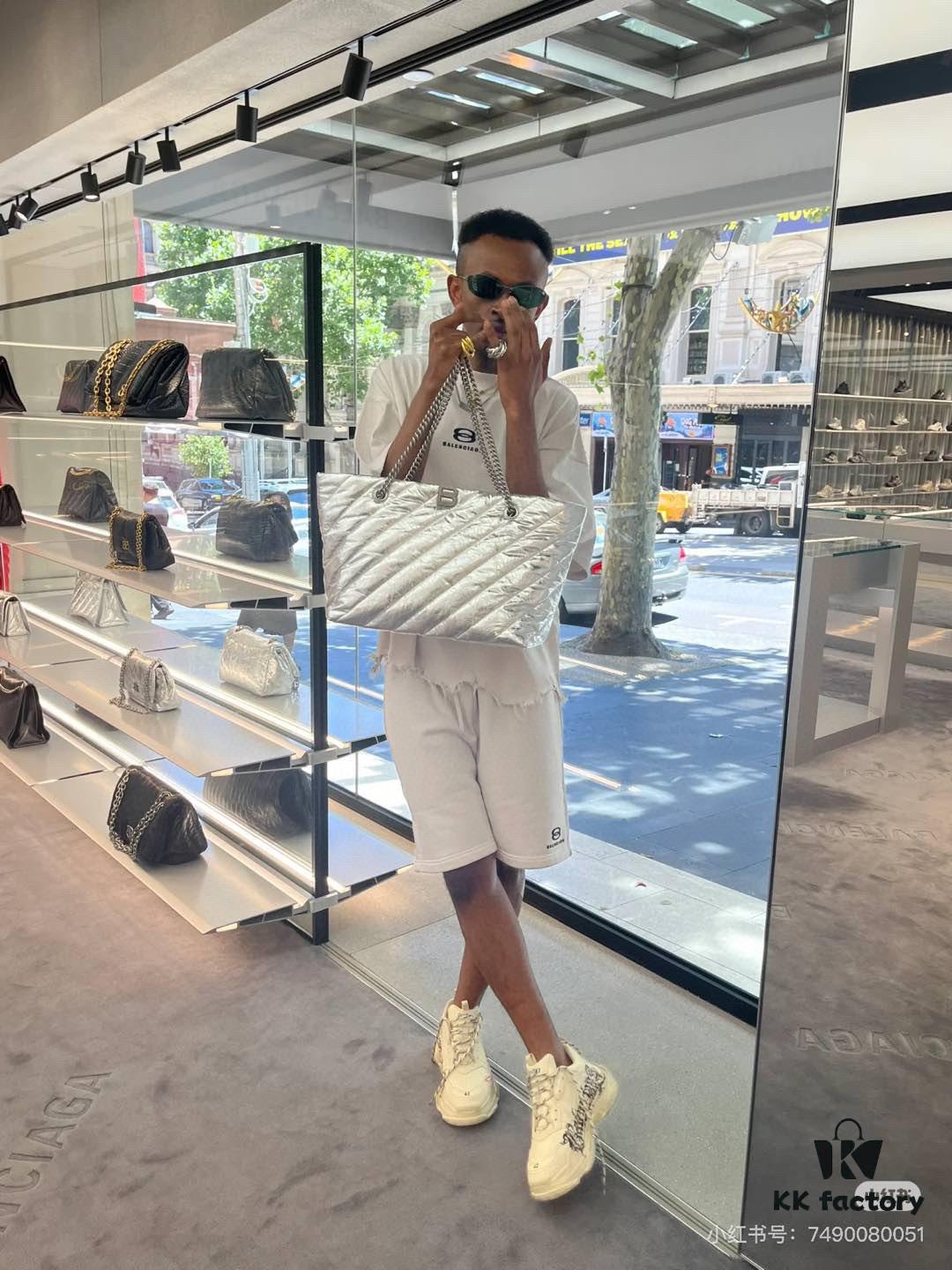 Enter, Cool Girls! Balenciaga Fall/Winter New Bags at Discount Prices